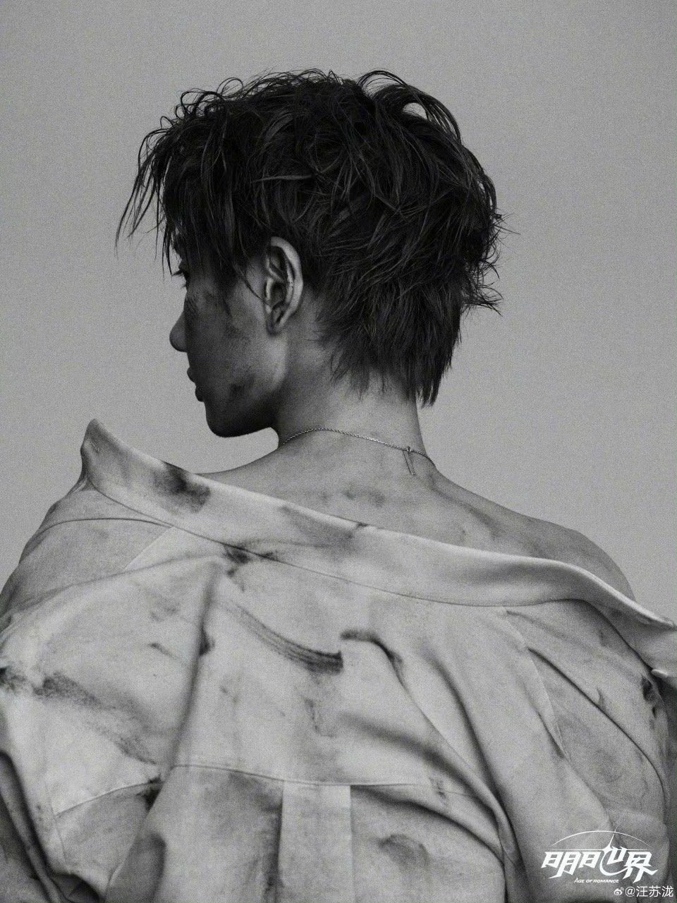 汪苏泷黑白战损九宫格 太会拍了！战损风的破碎感，黑白的质感，每一张都值得反复品味