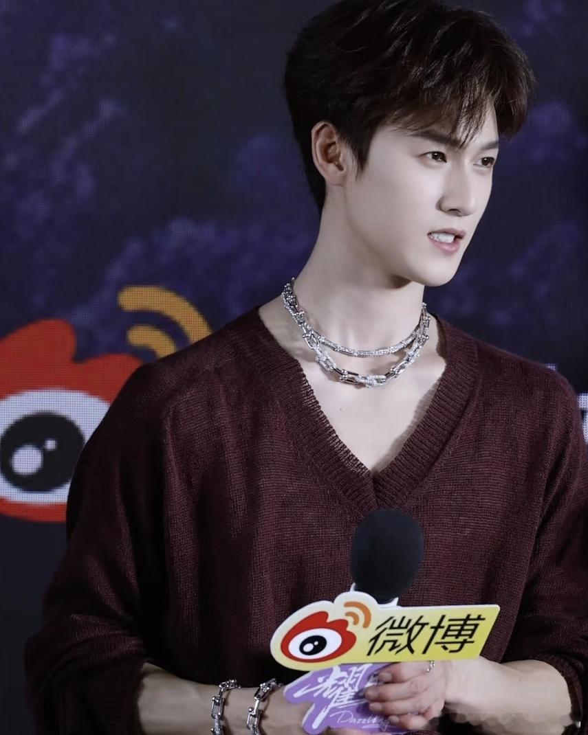 李昀锐连着两天被扒衣服丁程鑫把李昀锐衣服拽掉了 李昀锐的粉丝这周像过年。周五看跑