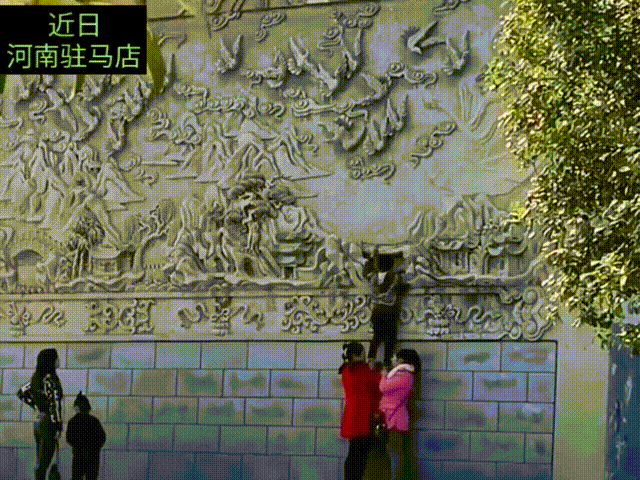 近日河南驻马店，三个大人带着两个小孩，偷盗寺院香火钱，有关人员已经制止。
寺院工