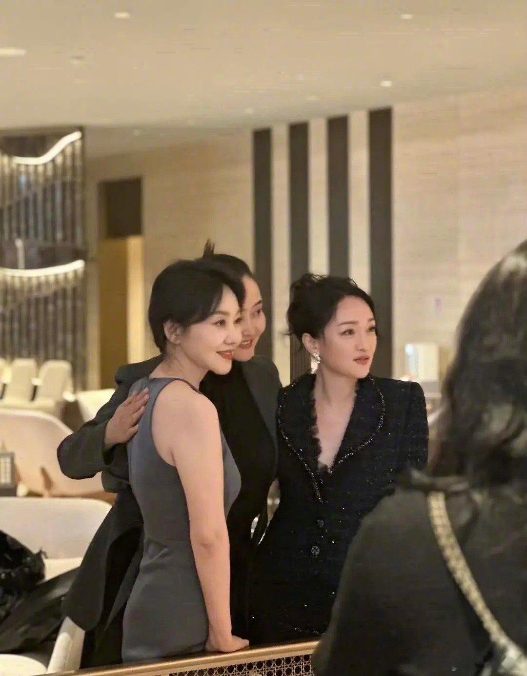 白玉兰颁奖典礼，闫妮杨阳周迅合影～ ​​​