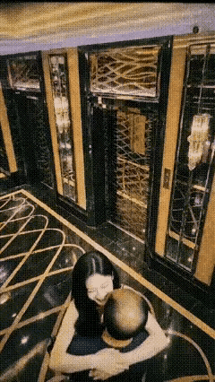 电梯口的爱，通常出现在商K结束送别……[我想静静][我想静静][我想静静]