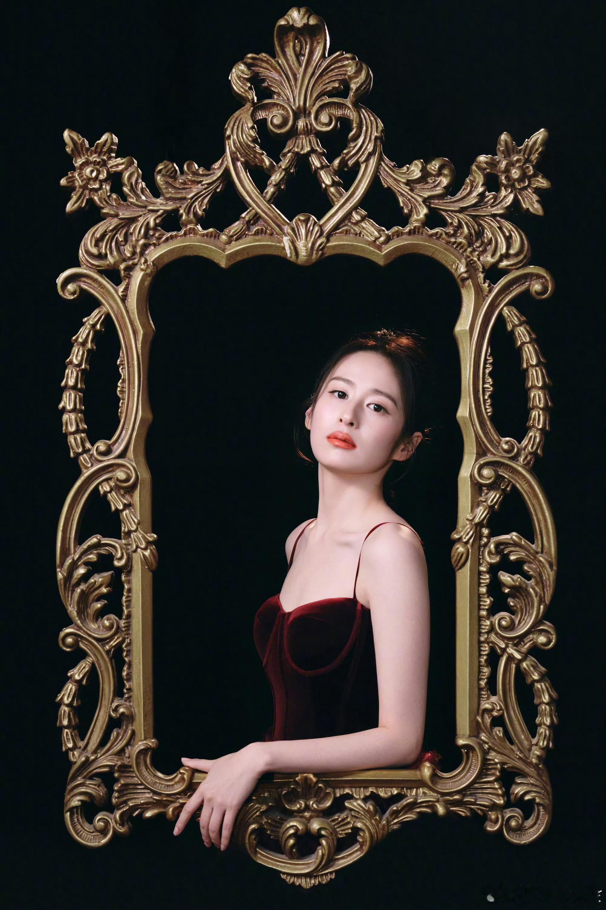颖儿坠入油画秘境颖儿花瓣裙油画意境 颖儿这条花瓣裙真的杀疯了！！像是文艺复兴时期