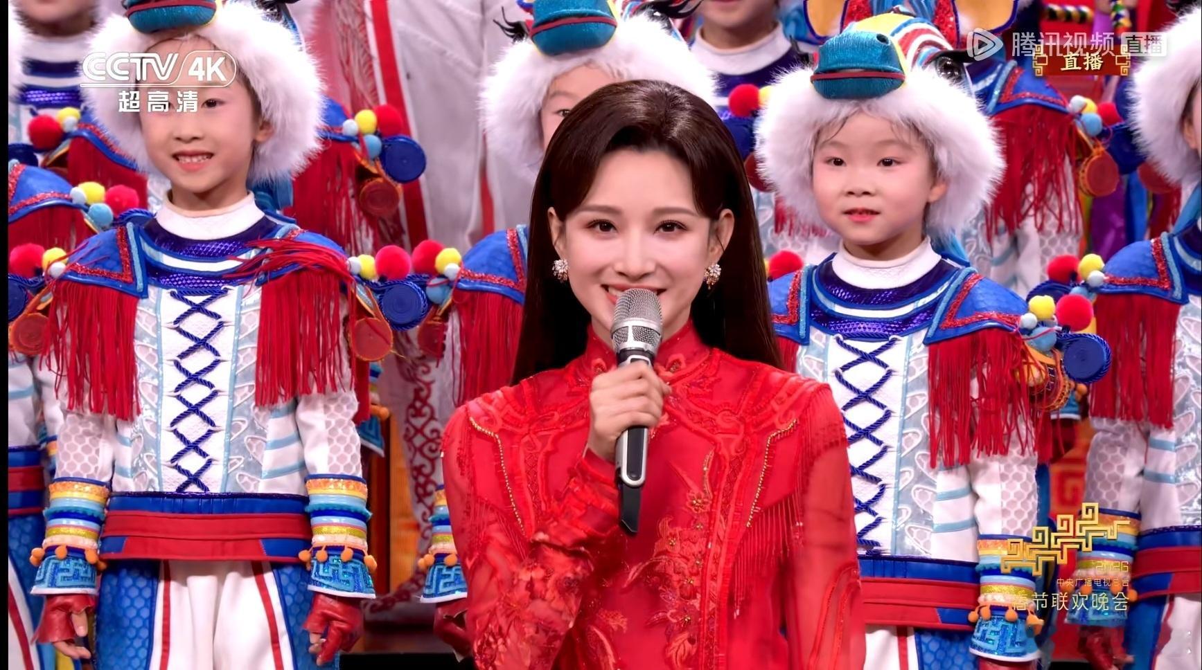 机器人全面入侵春晚以后群演和伴舞用机器人，主持人和明星用AI生成，授权个肖像就行