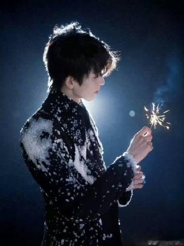 张凌赫红毯亮相 一如既往的帅气直接拉满氛围感！红毯上的他，身姿挺拔如松，五官立体