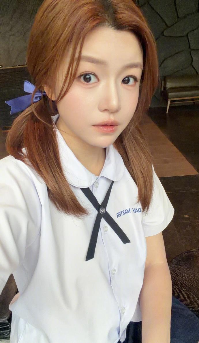 8月13日，台媒曝陈妍希与男友携儿子小星星同游泰国。陈妍希透过经纪人回应：“没有