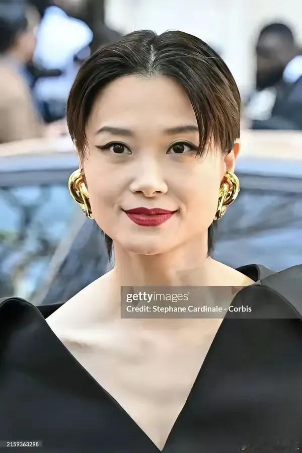 李宇春，直出图 VS 精修图

不得不说，李宇春的修图师水平也很高，能列入百万修