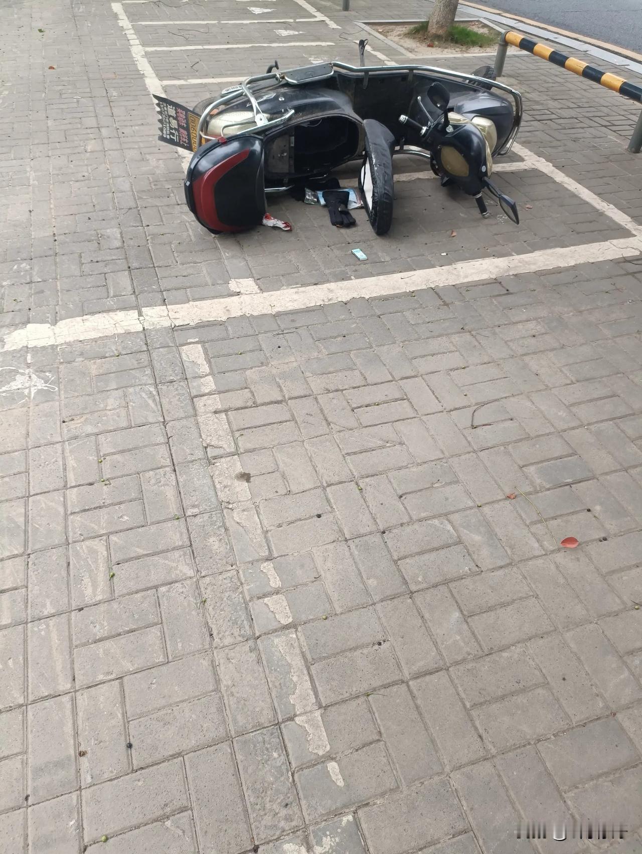 唉，湖南某地刮风了，一看两辆车躺在地上，这绝对是风吹的，这风却是不小啊，我已经提