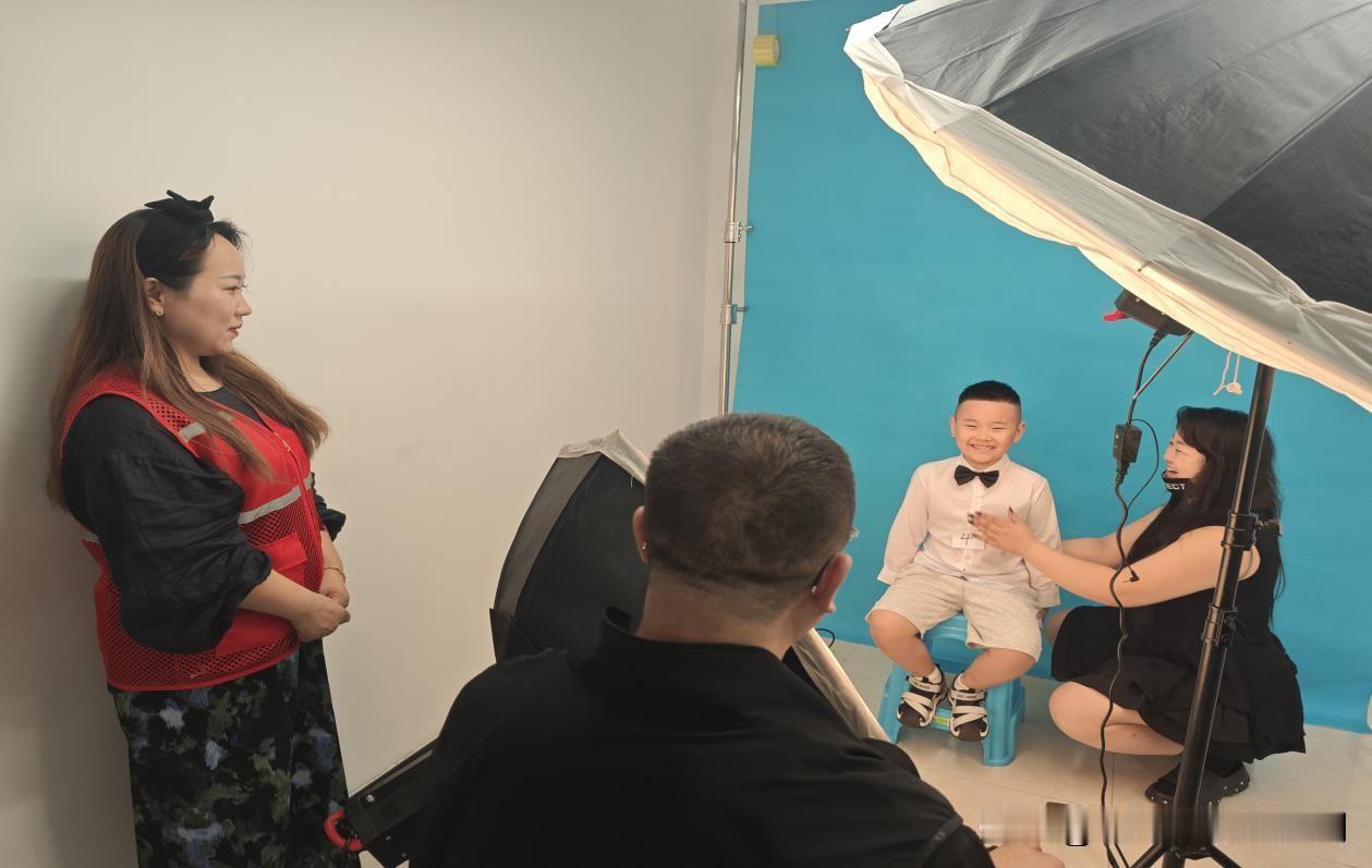 暖心定格童真 服务温暖民心
 
为切实做好辖区未成年人关爱服务工作，聚焦居民日常