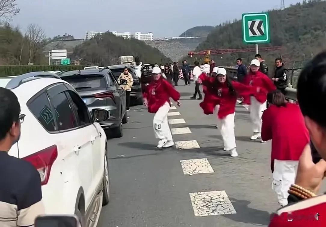 国庆第一天，聪明的人早早地上路了，可是一看，整条路的聪明人已经在蜗牛前行。
高速