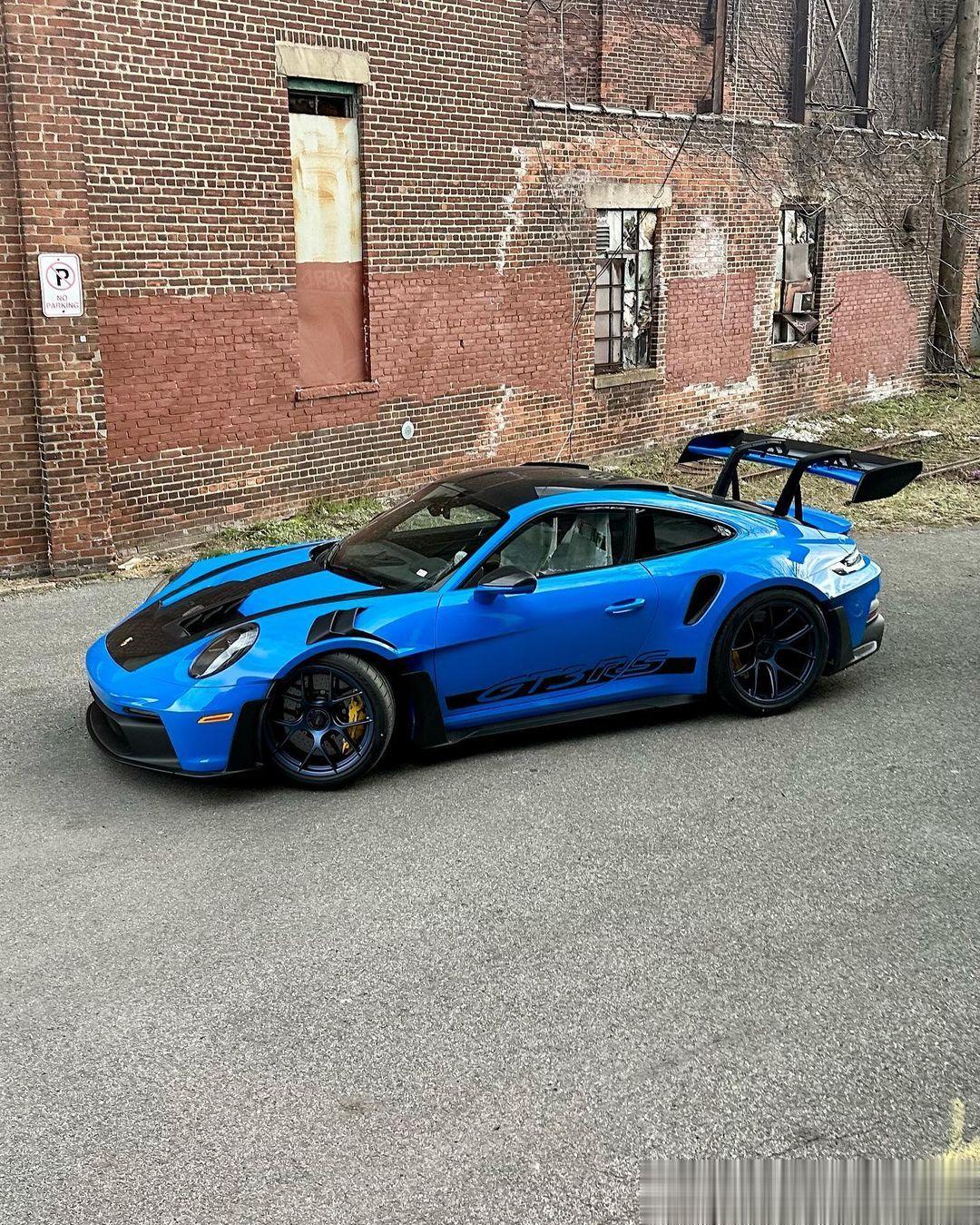 The new Porsche 992 GT3 RS in shark blue