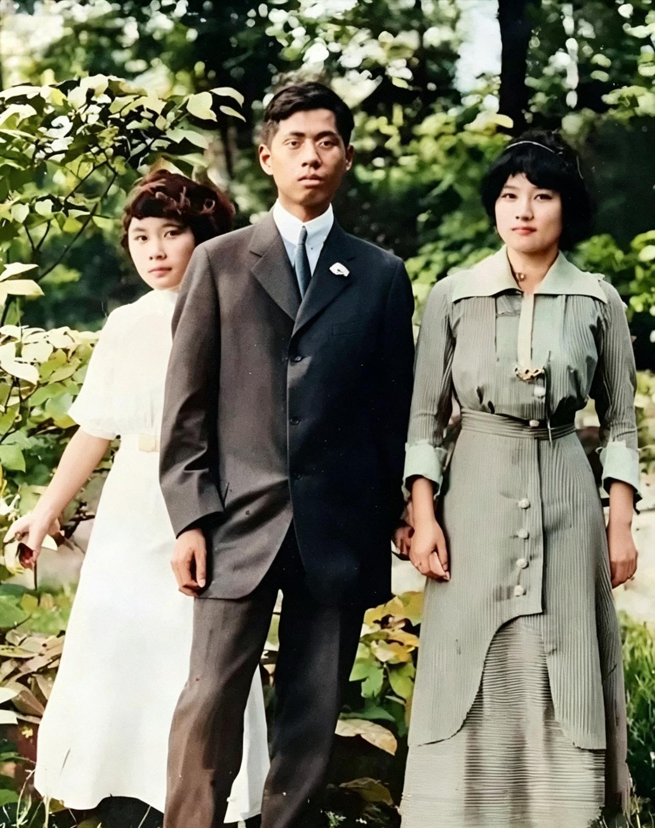 1910 年，宋庆龄、宋子文和宋美龄三位姐弟在美国留下了一张合影，难得一见，都是