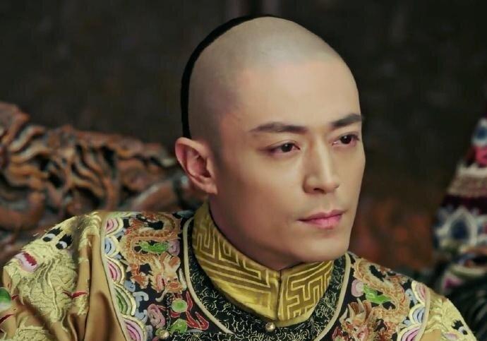 1749年，乾隆亲自审问川陕总督张广泗，下令严刑拷打。张广泗满身是伤，但还是不停