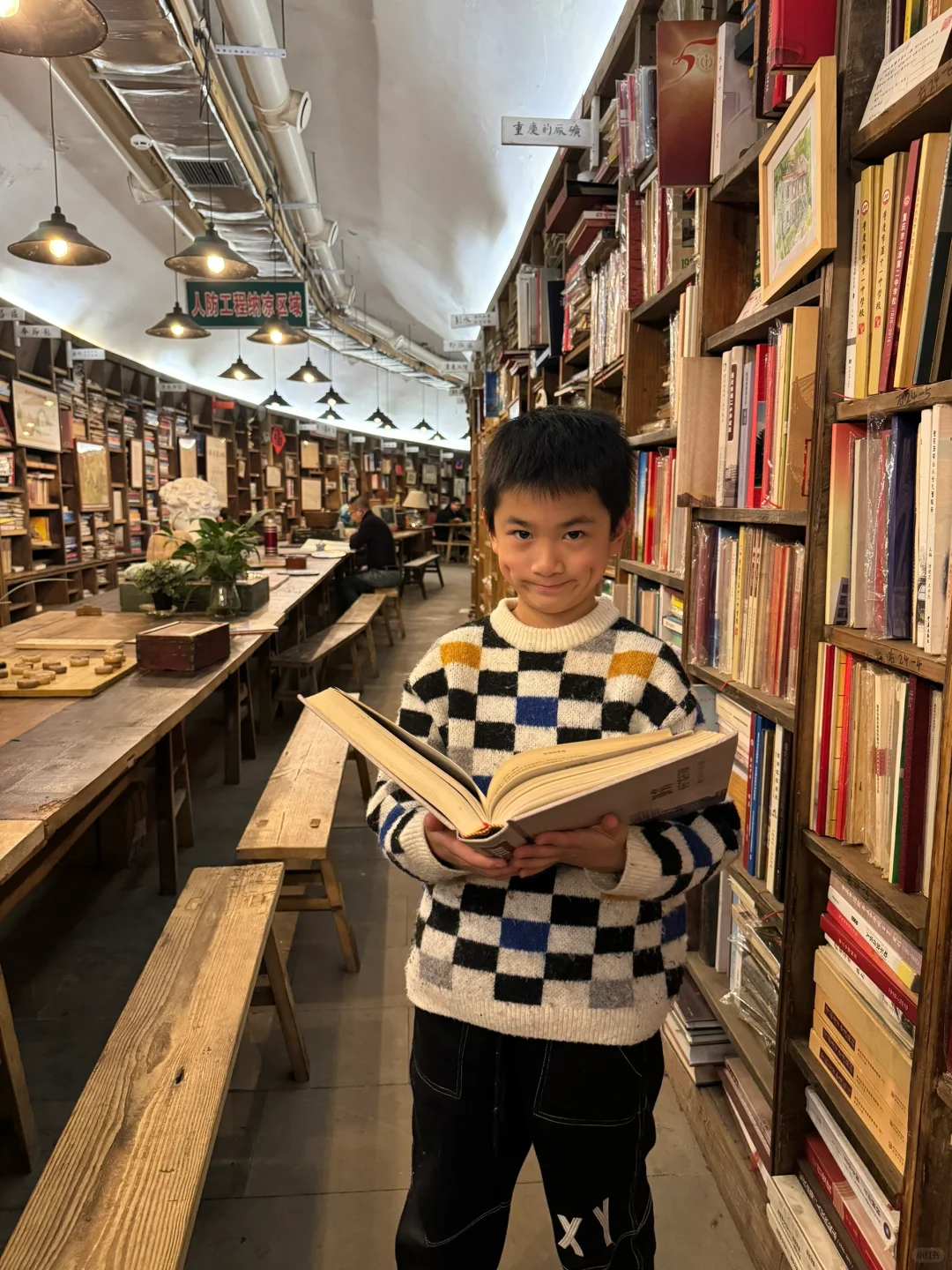 来重庆遛娃必打卡～肖战同款防空洞书屋‼️