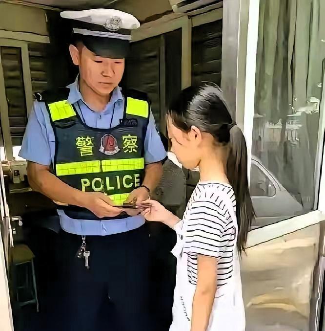 看到这一幕，泪奔！南京，小学生朵朵捡到手机主动归还，可失主陈先生却发现，朵朵走路