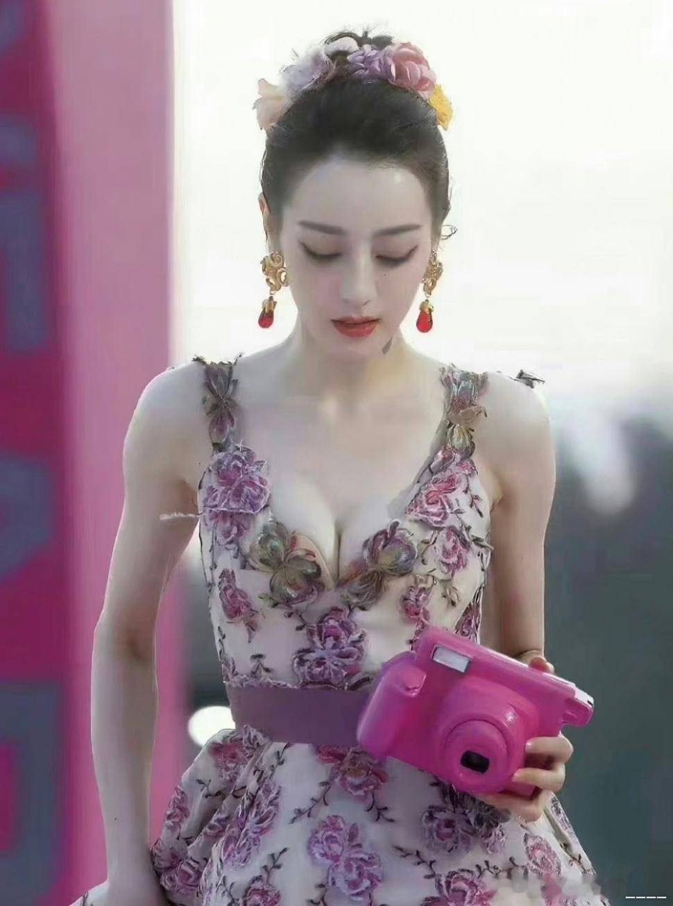 我对迪丽热巴无感 但看到她的过往经历 真的好心疼想哭，她竟然是娱乐圈里面最命苦的