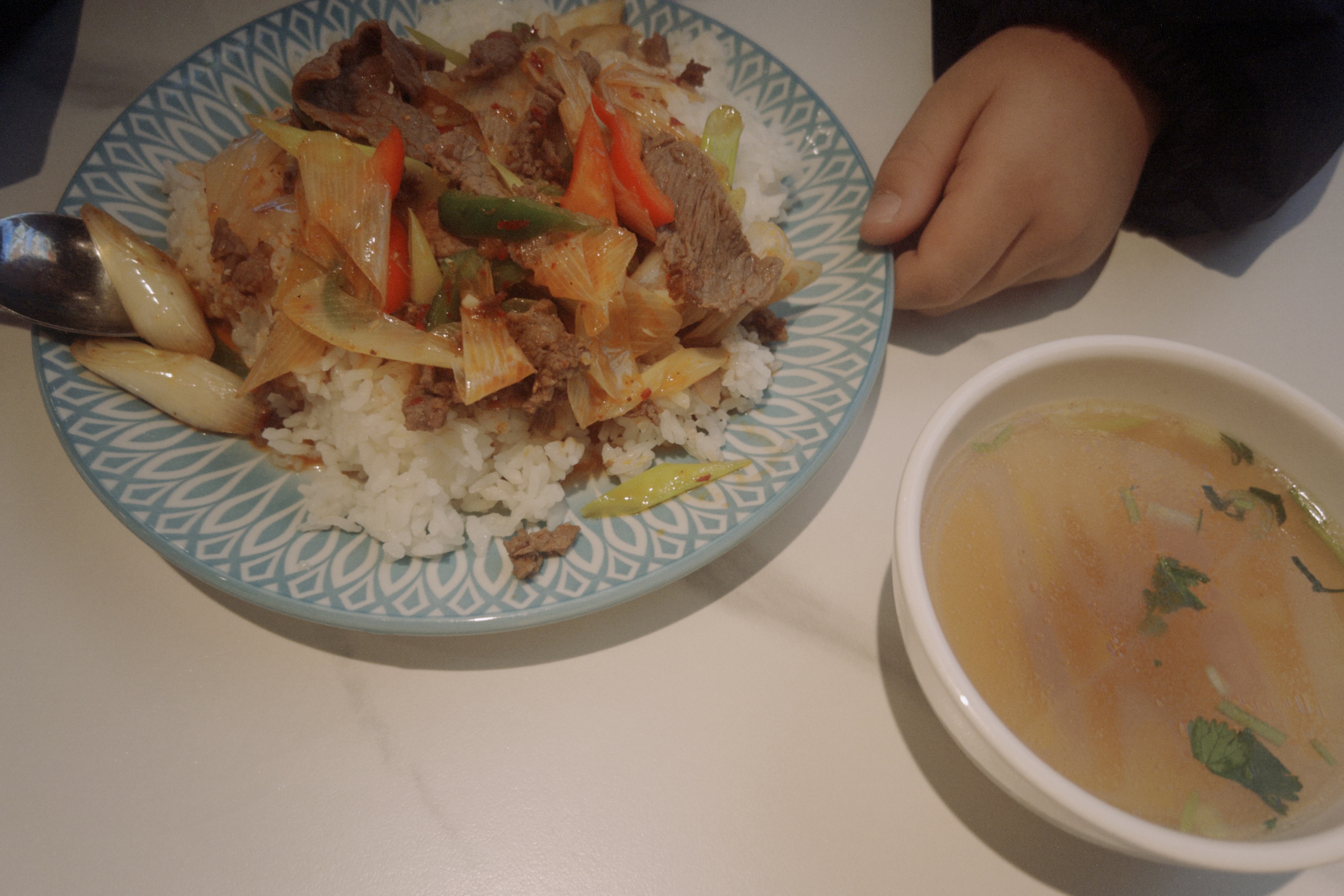 王鹤棣不光帮她设计拍照pose～还直接单膝跪地认真找角度～也太会拍了吧～瞬间梦回