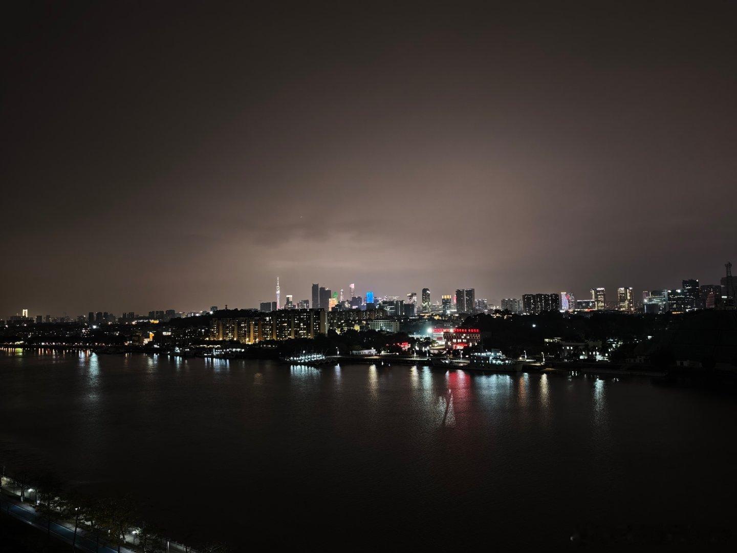 也算是珠江江景房了小米15ultra的长焦，7.2公里外的广州塔，广告文字够清晰