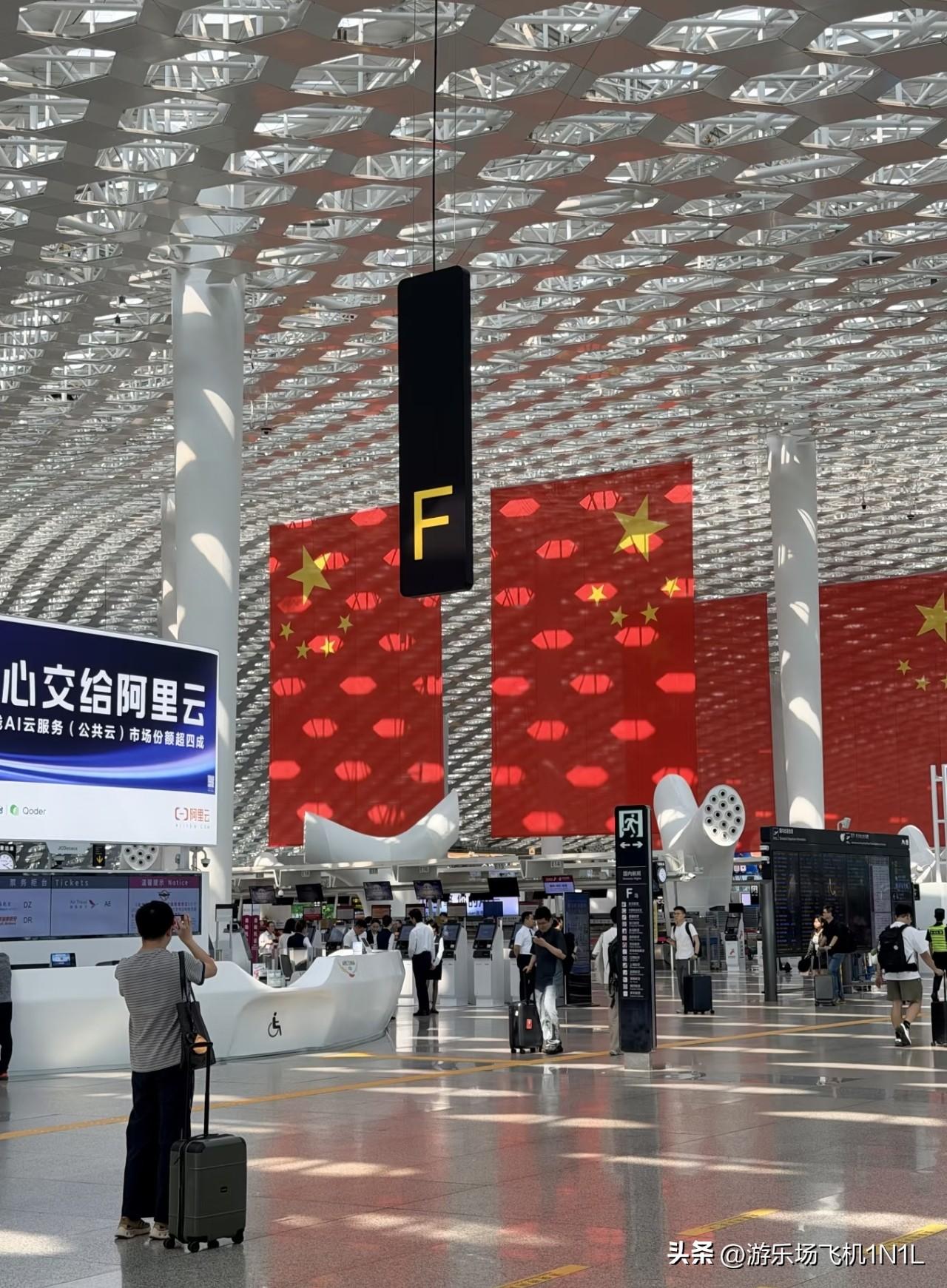 今年国庆，
哪儿哪儿都是中国游客。

瑞士雪山上、巴厘岛海边，一抬眼全是熟面孔，