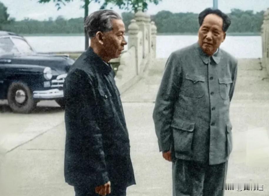1960年，两位领袖在一起商量国家大事。

1941年10月，延安发出了一封电报