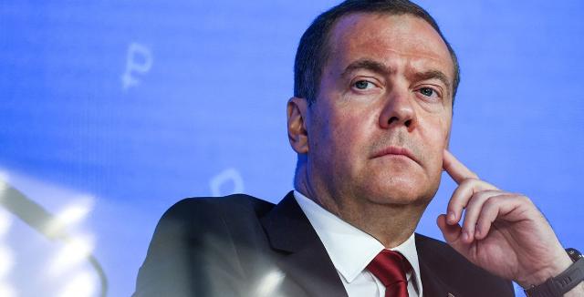 俄罗斯前总统梅德韦杰夫发文说：“特朗普嘲讽马克龙后，马克龙恼羞成怒，甚至发表了一