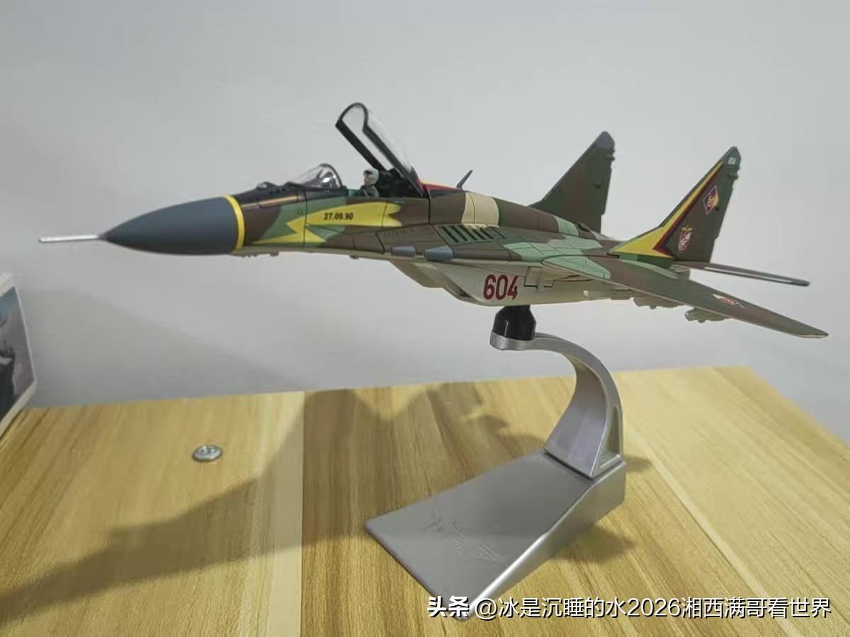 分享一组军迷朋友收藏的东德空军装备的米格-29A“支点”前线战斗机模型的精彩靓图