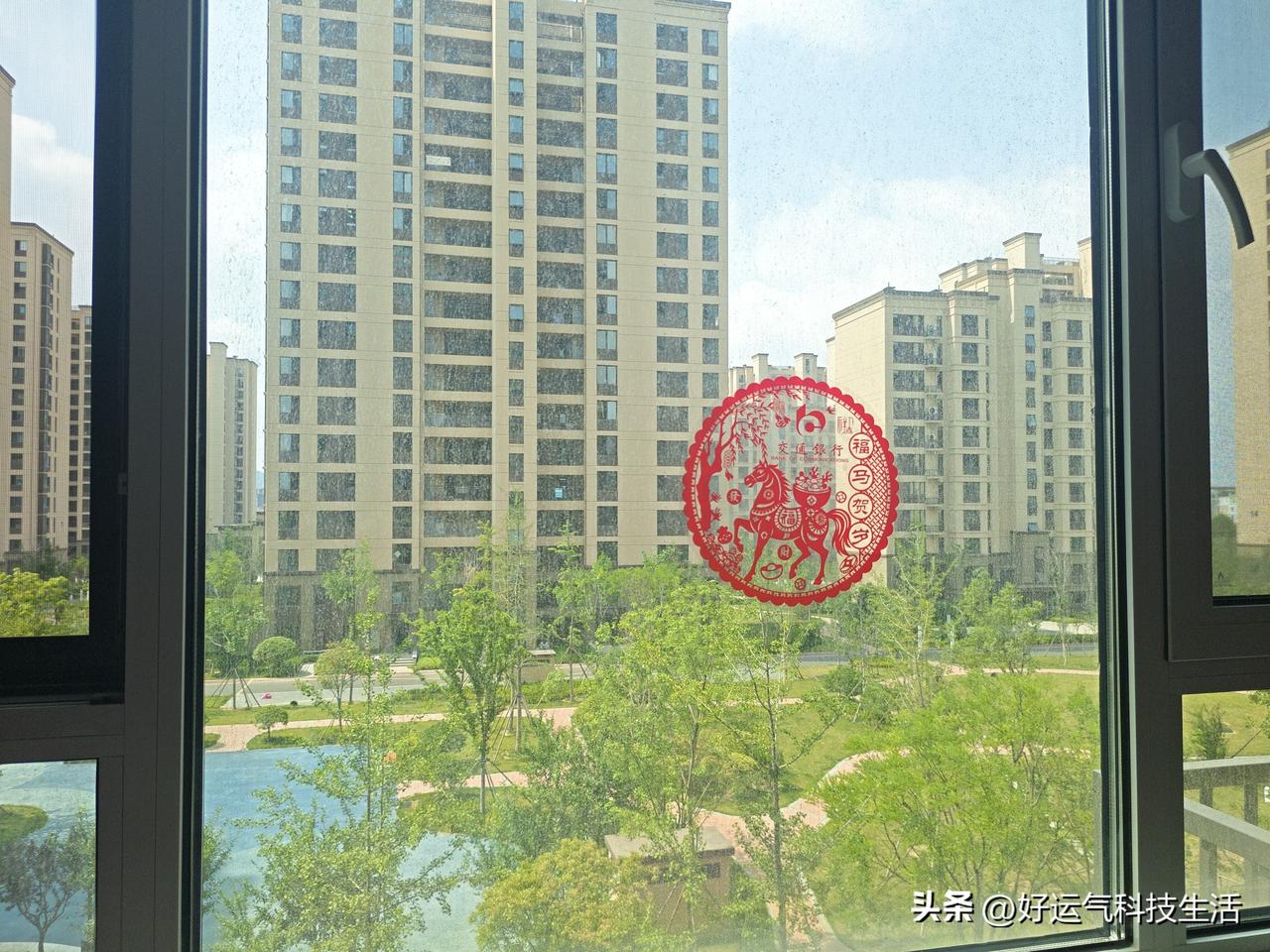 我从青岛崂山海游路的家，回到城阳夏庄东宅子头安置房，躺在床上望向窗外蓝天白云，心