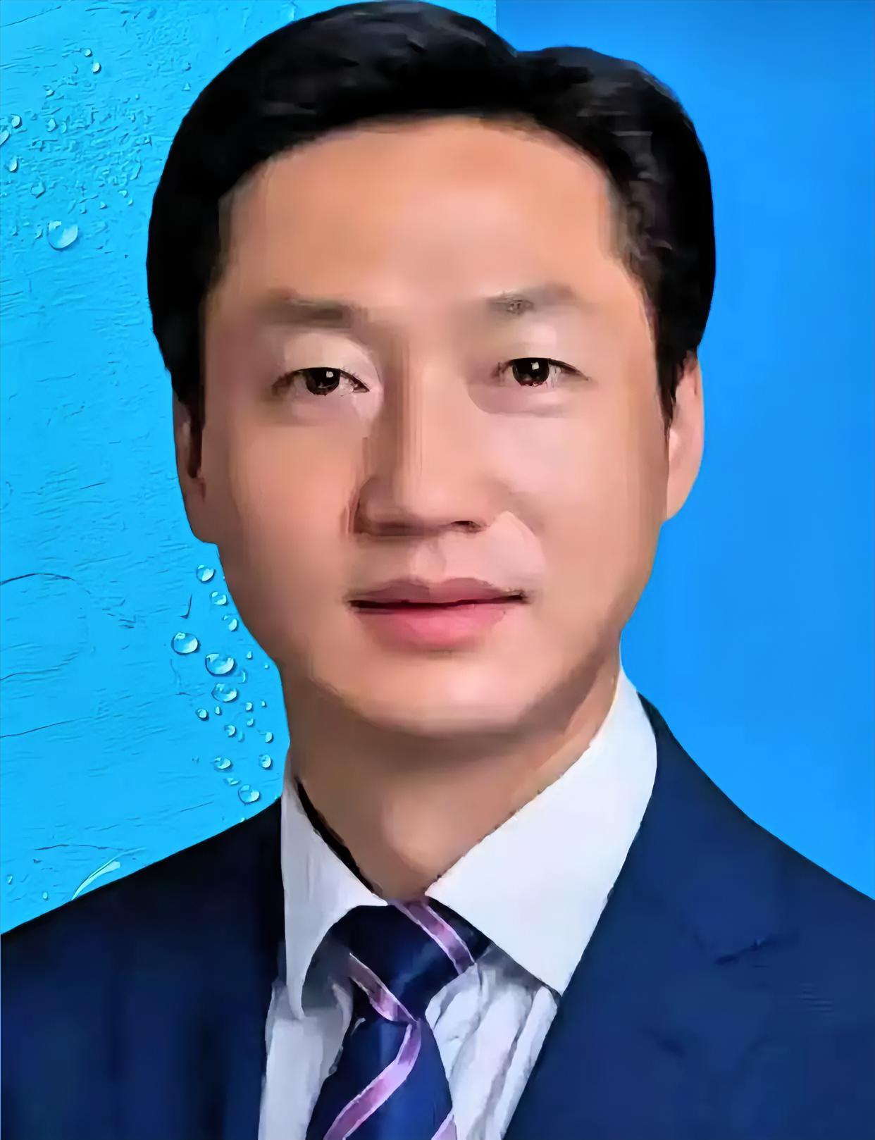 又一个“熬出来”的栽了。
看着赵浩宇被查的消息，心里头堵得慌。
从金马镇的一名基