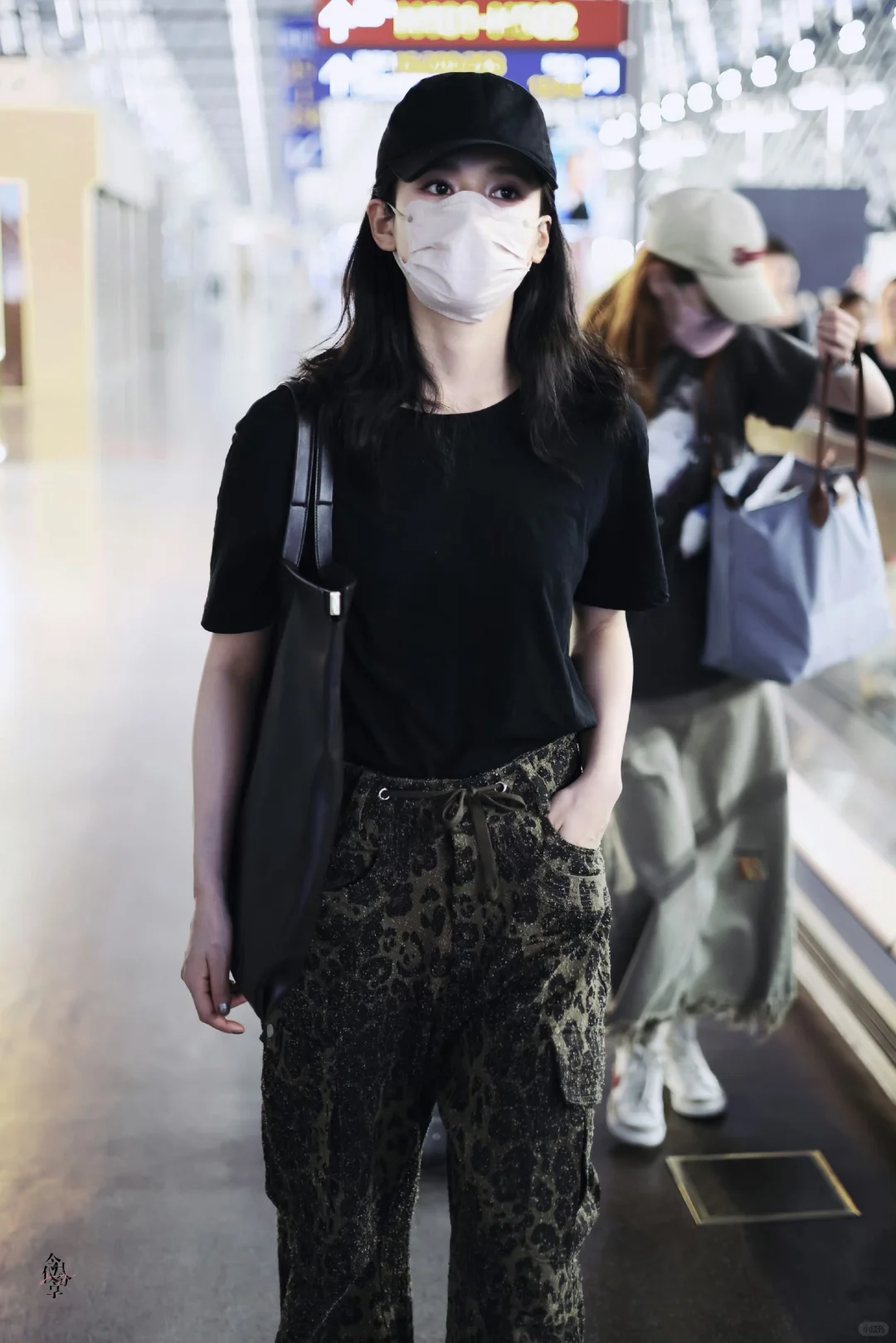 张婧仪今晚机场私服，下班秒变“老公姐”