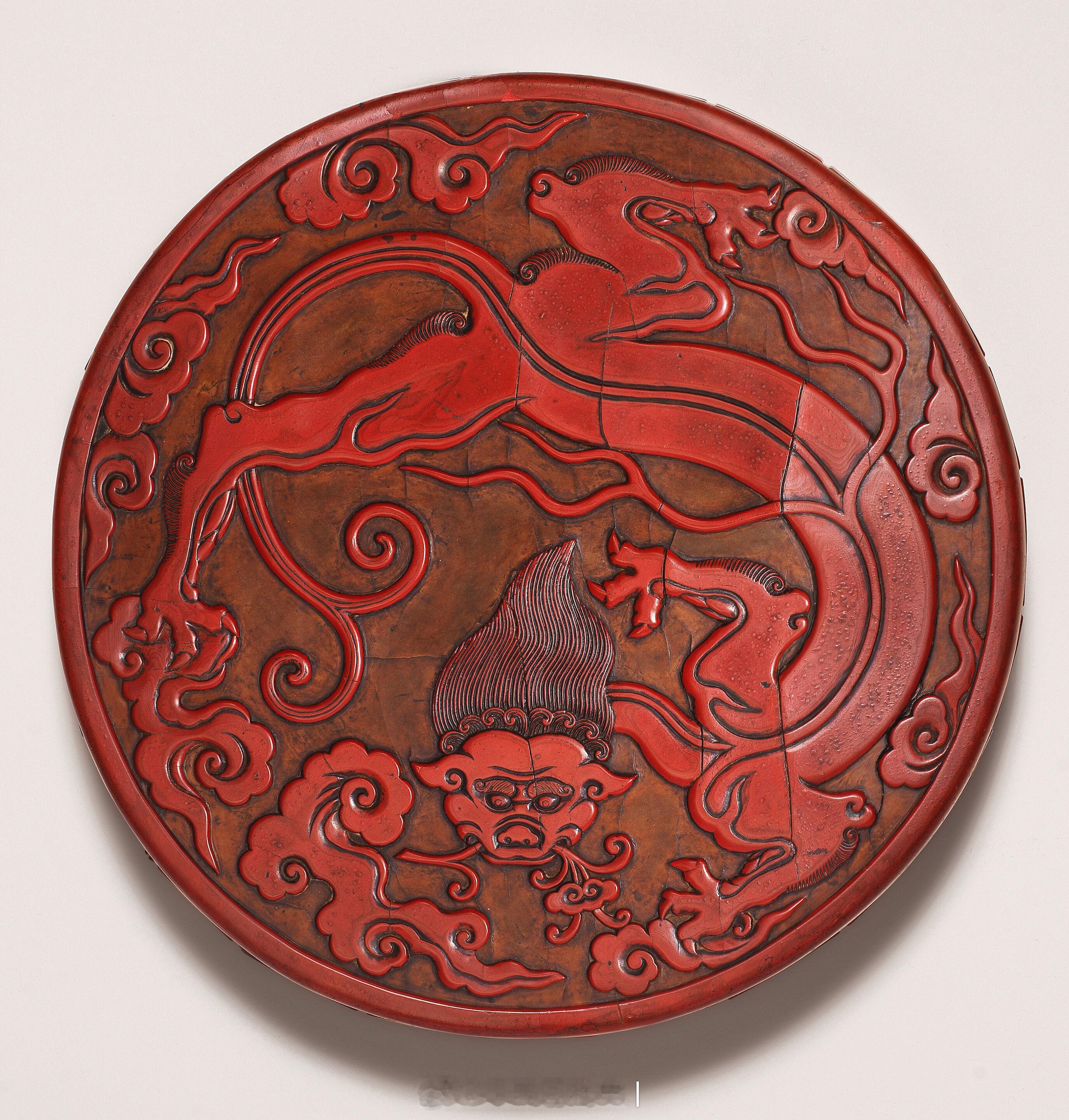 髹饰录 | 十三/十四世纪 剔红螭龙云纹盖盒尺寸：直径 23.5cm来源：伦敦邦