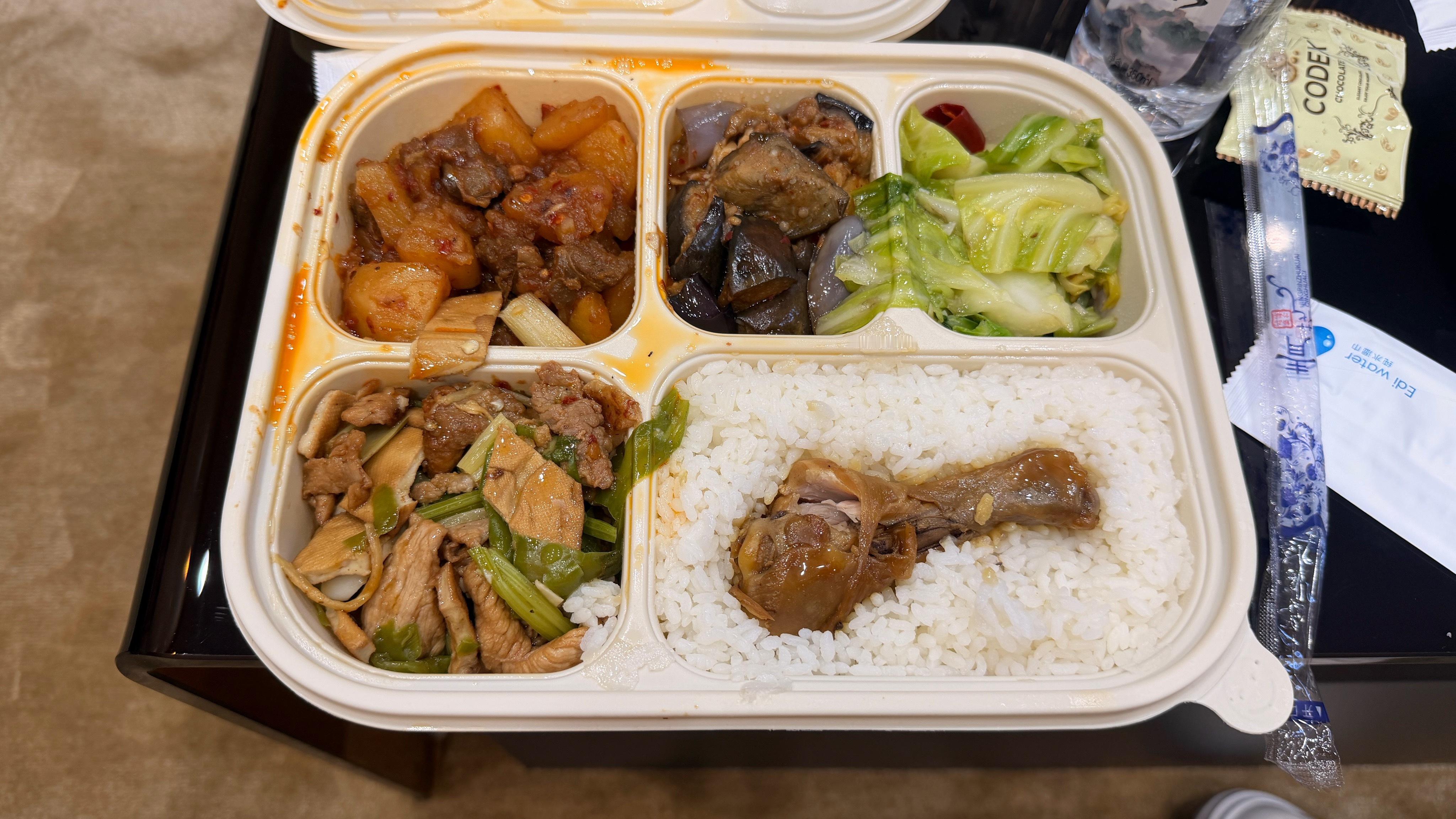 粉丝说要记得吃饭！这还用说？胖豆到了饭点不吃饭的话，是会晕倒哒饿鼠了饿鼠了饿鼠了
