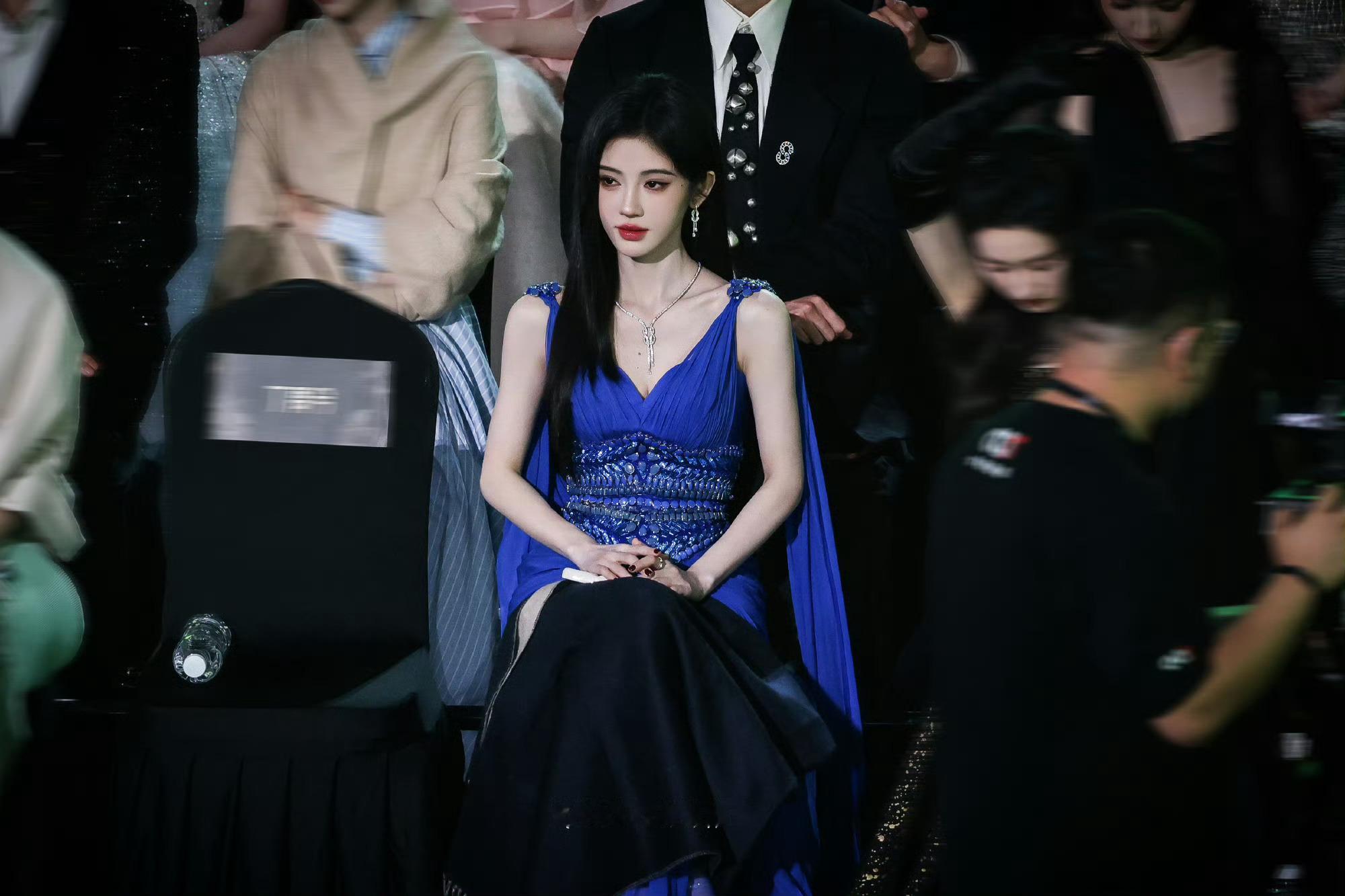 鞠婧祎 蓝色妖姬谁能拒绝鞠婧祎的蓝色妖姬造型啊！深邃眼妆配亮闪蓝裙，又媚又飒的氛