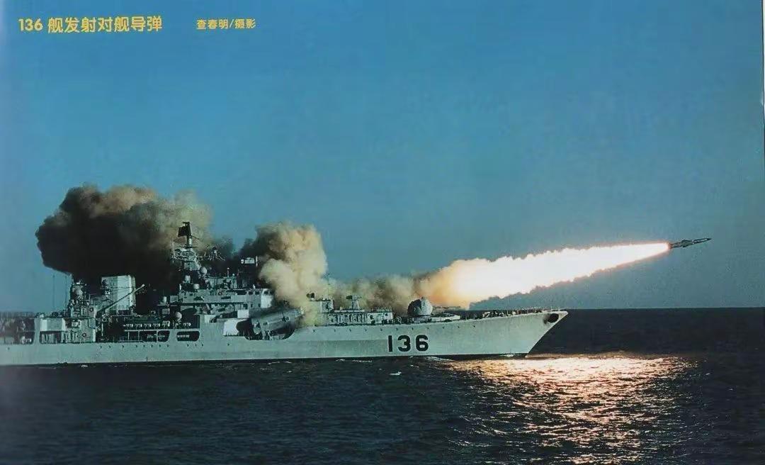 海军现代级136舰发射对舰导弹。中国海军亮剑深蓝 见证中国海军