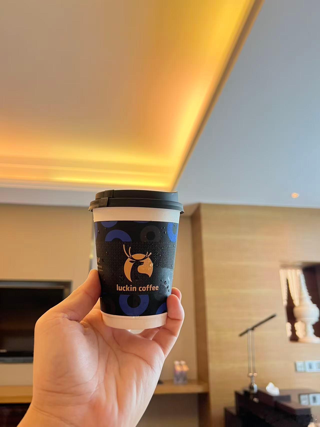 瑞幸对嘴喷奶油员工已开除 不给消费者一个交代，我今天都不买了。 