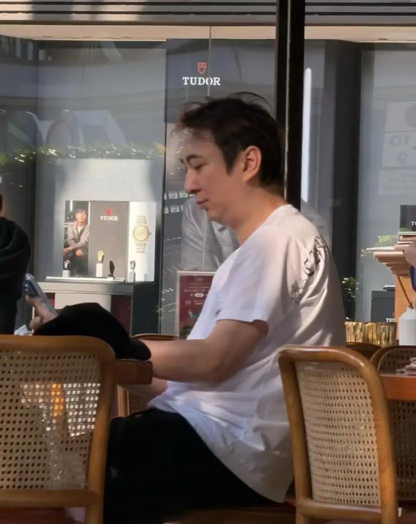 王思聪领着三个女人在香港铜锣湾喝下午茶，女友懒懒也在旁边坐着，王思聪光明正大领着