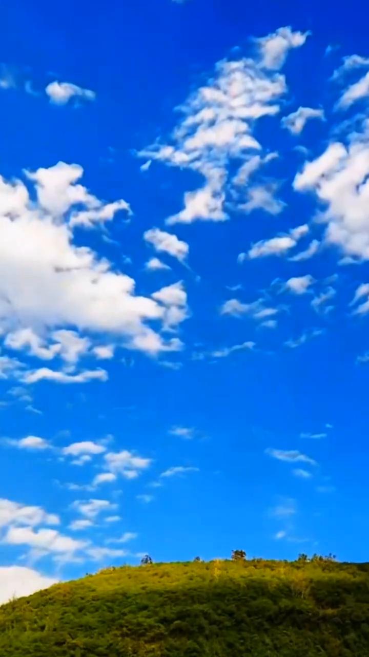 《天上的风》。
天上的风那么蔚蓝，你的颜色我的爱恋。天上的云那么吉祥，你是否知道