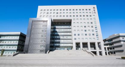 北京服装学院在北京朝阳区，北京市属公办高校。它是全国第一所以服装命名的高校，也是