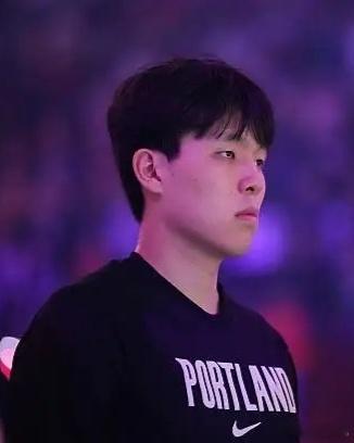 杨瀚森2025年在NBA选秀大会首轮第16顺位被开拓者选中，签下4年2139万美