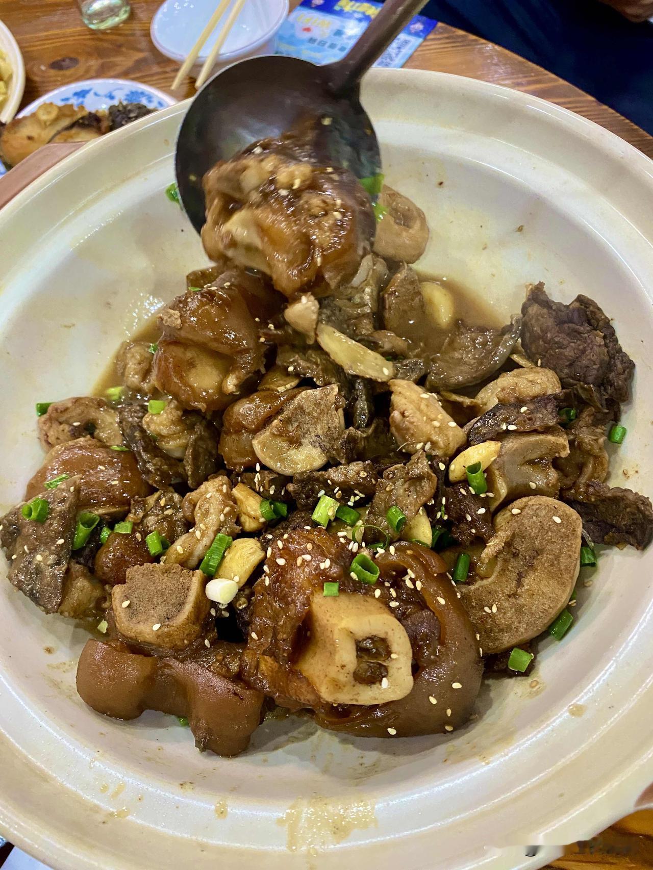 海口高铁东站附近美味
地道的海南美食，住附近 值得打卡！
性价比高。干煸牛脚，剁