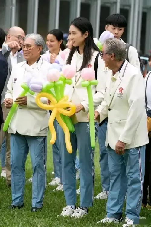 江旻憓真高哦，站在人群中那是鹤立鸡群既视感，这么个优秀女子真是人见人爱花见花开[