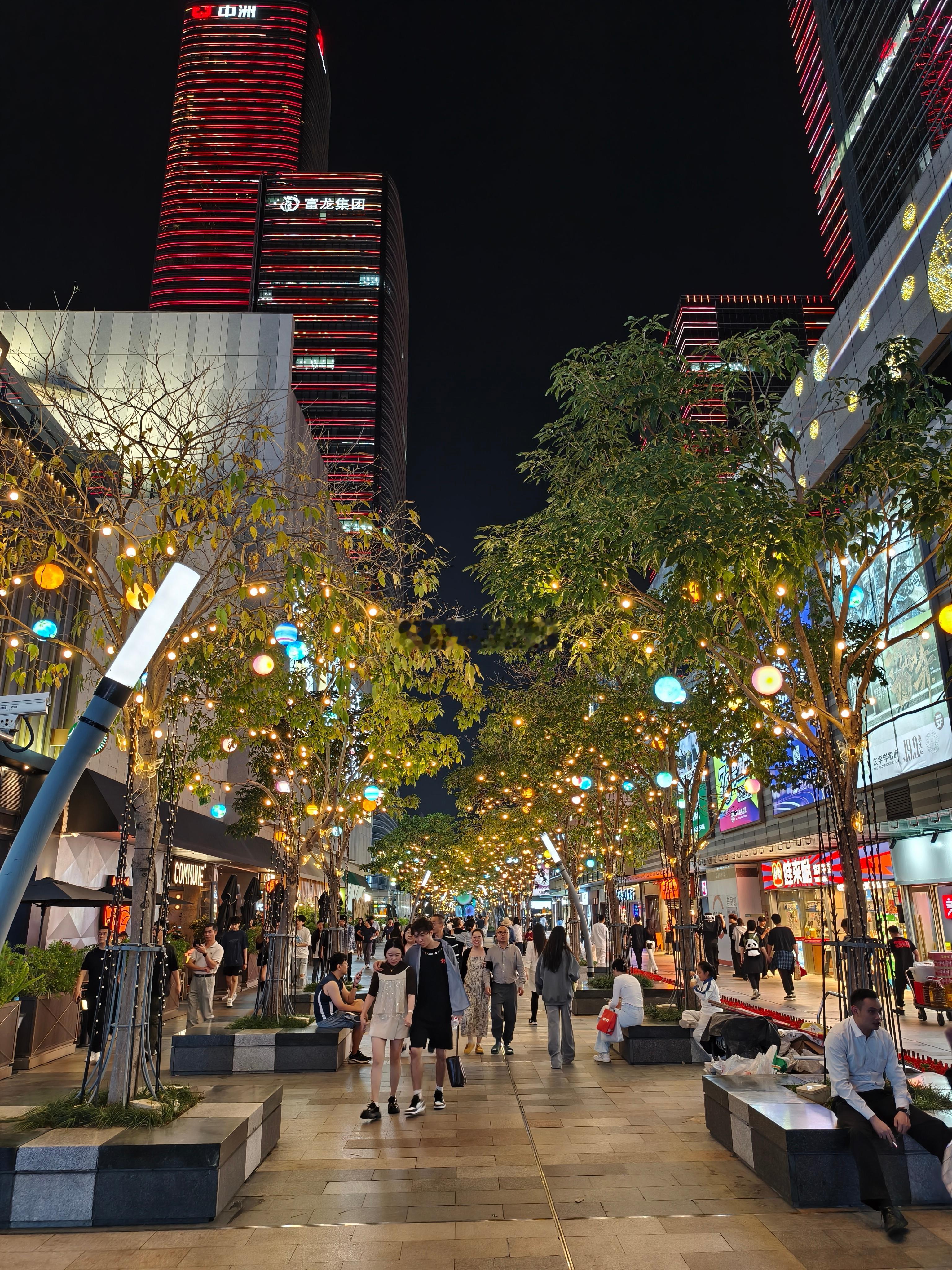 周日晚上九点半依然人山人海，深圳湾步行街廊桥开通后，日渐凋零的海岸城终于迎来了第