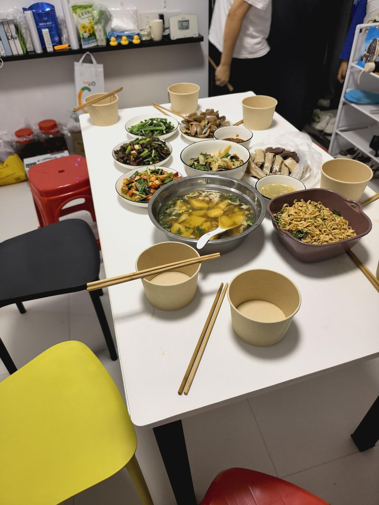 昨天下午到哥嫂打工租的房子里吃饭。
几个月没见面的我们，有一大堆话想说。一顿饭差