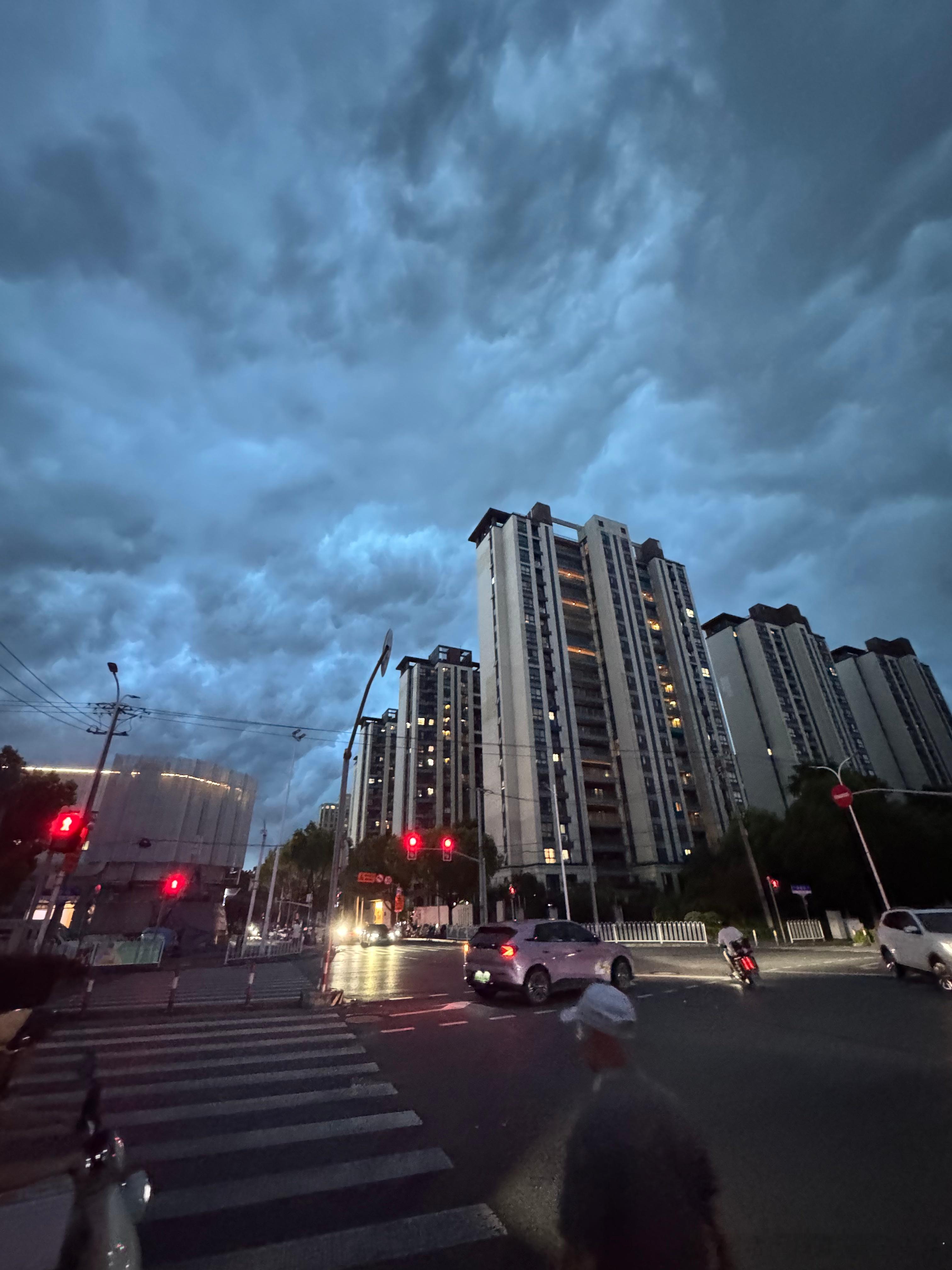 上海这天气。。。。。看着有点可怕