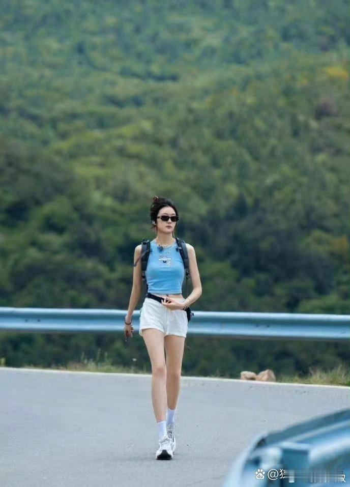 我感觉孙千就是那那种内娱里面很少见的健康美，她的身材好好 ​​​