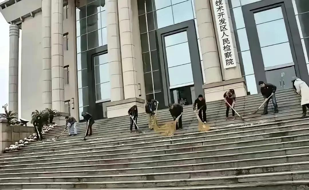 搞不明白，为什么我们的政府大楼和国营单位要建这么高的台阶？就不说老百姓方不方便了