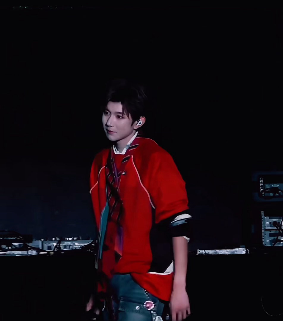 太好了是王源的机车风look 今晚这套机车look确实亮眼。复古红色配做旧裤，野