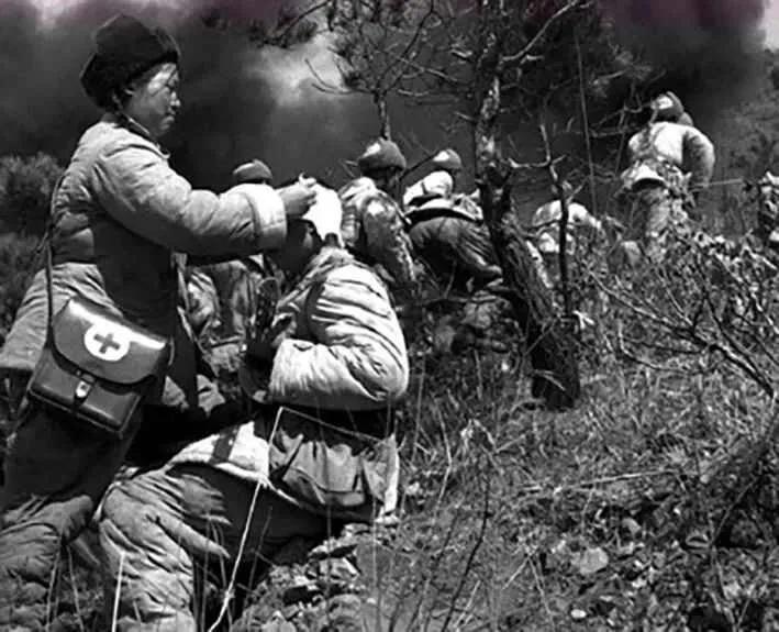 1951年5月，朝鲜马平里山谷，一个16岁的中国姑娘趴在弹坑里，浑身骨折，双眼被