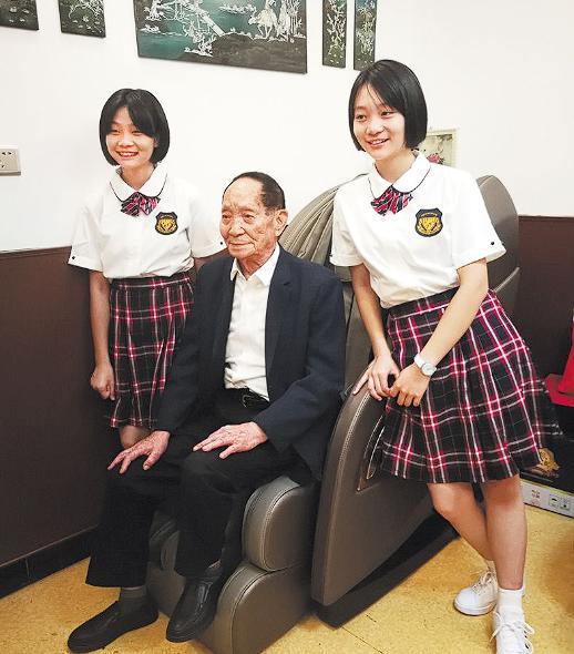 袁隆平给两个孙女取名：一个叫大米，一个叫小米。上幼儿园时，老师问她们爷爷是做什么