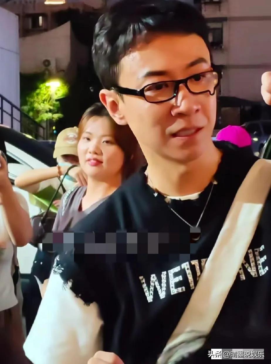 张维伊这是要“洗白”了吗？
剪了油腻的刘海，爱不释手的耳机也不戴了，穿搭也变得利