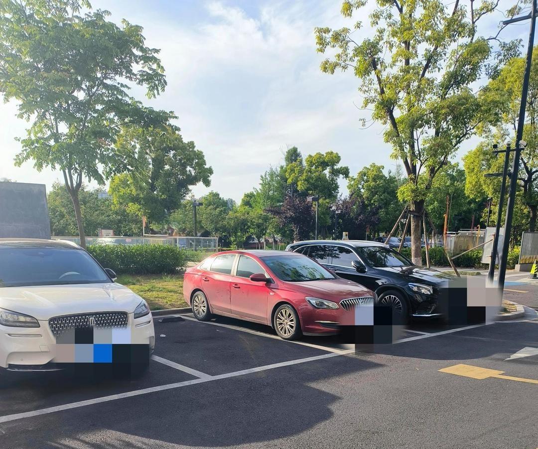 物业发来信息，问小区停车位费用怎么交？我则转发给老公，他用车得他交钱啊！

上午