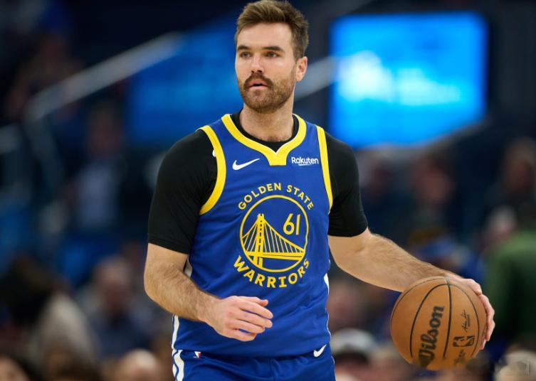 NBA常规赛，勇士首节25-29落后太阳。第一节，勇士外线疯狂出手，全队23次投